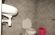 Toilet Kamar 7 Ombak Homestay