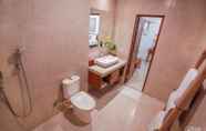 In-room Bathroom 6 Jati Cottage