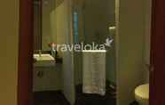 Toilet Kamar 6 Lux Room very close to Lotte Shopping Avenue (NES)