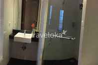 Toilet Kamar Lux Room very close to Lotte Shopping Avenue (NES)