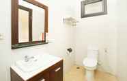 In-room Bathroom 7 Avila Ketapan Rame Hotel