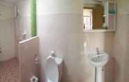 Toilet Kamar 7 Baandin Resort and Restaurant