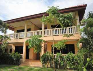 Exterior 2 Lanta Bee Garden Bungalow