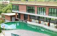 Kolam Renang 2 Breeze Hill Hotel