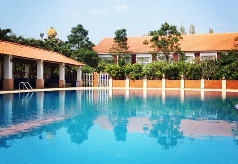 Kolam Renang Homeland Resort