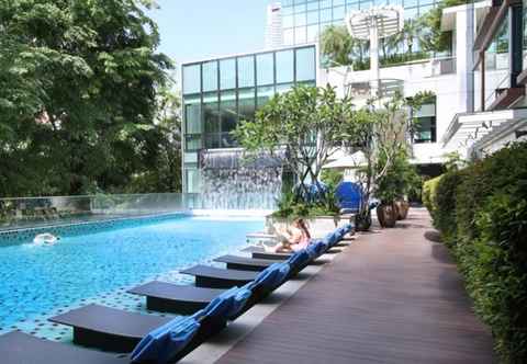 Swimming Pool Park Regis Singapore