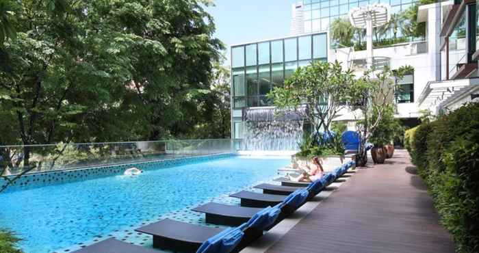 Swimming Pool Park Regis Singapore