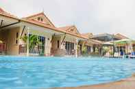 สระว่ายน้ำ Charm Resort Cha-am