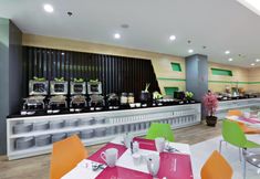 Restaurant 3 favehotel Olo Padang
