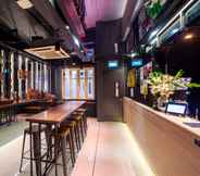 Quầy bar, cafe và phòng lounge 6 CUBE Boutique Capsule Hotel @ Chinatown