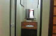 Toilet Kamar 6 RedDoorz @ Duke & Duchess Inn