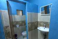 Toilet Kamar Bohol Sea Breeze Cottages & Resort