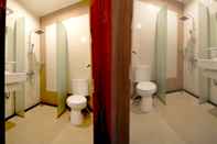 Toilet Kamar Travelers Inn Dago