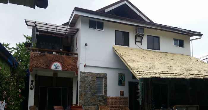 สระว่ายน้ำ Lala Panzi Bed and Breakfast