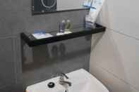 Toilet Kamar Royal Agate Beach Resort