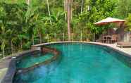 Swimming Pool 4 Kubu Tamu Homestay
