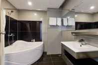 Toilet Kamar The One Premium Hotel