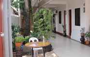 Luar Bangunan 4 AJ Travellers Inn Annex