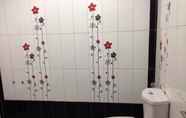 Toilet Kamar 6 Rumah Wayang Guest House