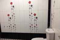 In-room Bathroom Rumah Wayang Guest House