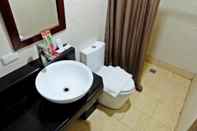 Toilet Kamar Capitol Central Hotel and Suites