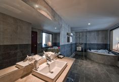 In-room Bathroom 3 Muong Thanh Grand Da Nang Hotel