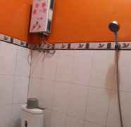 In-room Bathroom 5 Homestay Kamaran Dekat BNS 1