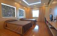 Kamar Tidur 4 Charoen Hotel