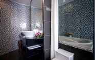 Toilet Kamar 5 Hanoi Emotion Hotel