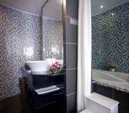 Phòng tắm bên trong 5 Hanoi Emotion Hotel