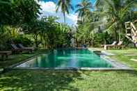 Swimming Pool Tiki Lodge 