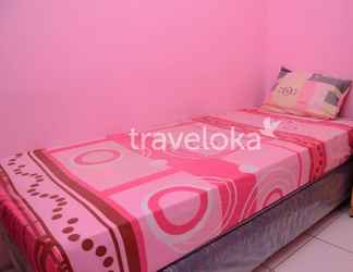 Phòng ngủ 2 Single Room close to Plaza Kenari Mas for Female Only (PAS)