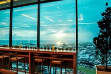 Bar, Cafe and Lounge The Shore Hotel & Residences