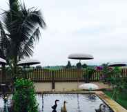 Hồ bơi 6 Bann Chompu Resort