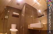 In-room Bathroom 7 Expressia Hotel Makassar