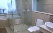 In-room Bathroom 4 The Baycliff Residence