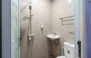 Toilet Kamar 5 King Suite Hotel