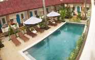 Kolam Renang 2 White Coconut Cottage