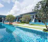 สระว่ายน้ำ 2 The Phu Beach Hotel