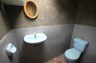 In-room Bathroom Lugadia Beach Cottages
