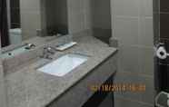 Toilet Kamar 4 Main Hotel and Suites