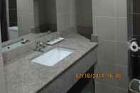 Toilet Kamar Main Hotel and Suites