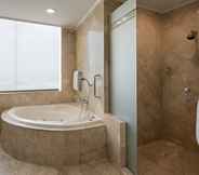 Toilet Kamar 4 Golden Boutique Hotel Kemayoran