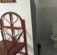 Toilet Kamar 5 Rosita's Cottages with Kitchen I