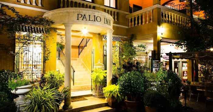 Bên ngoài Palio Inn