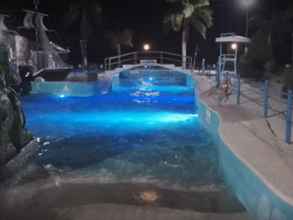 Kolam Renang Emars Hotel Restaurant Wavepool & Beach Resort