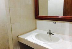 In-room Bathroom 3 Hotel Basana Inn