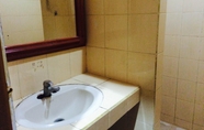 In-room Bathroom 5 Hotel Basana Inn