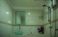 Toilet Kamar 6 Pranee Guesthouse