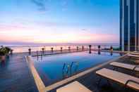 สระว่ายน้ำ Serene Beach Hotel